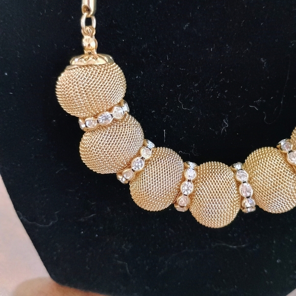 Elegant Gold Necklace and Earring Set - Picture 2 of 7